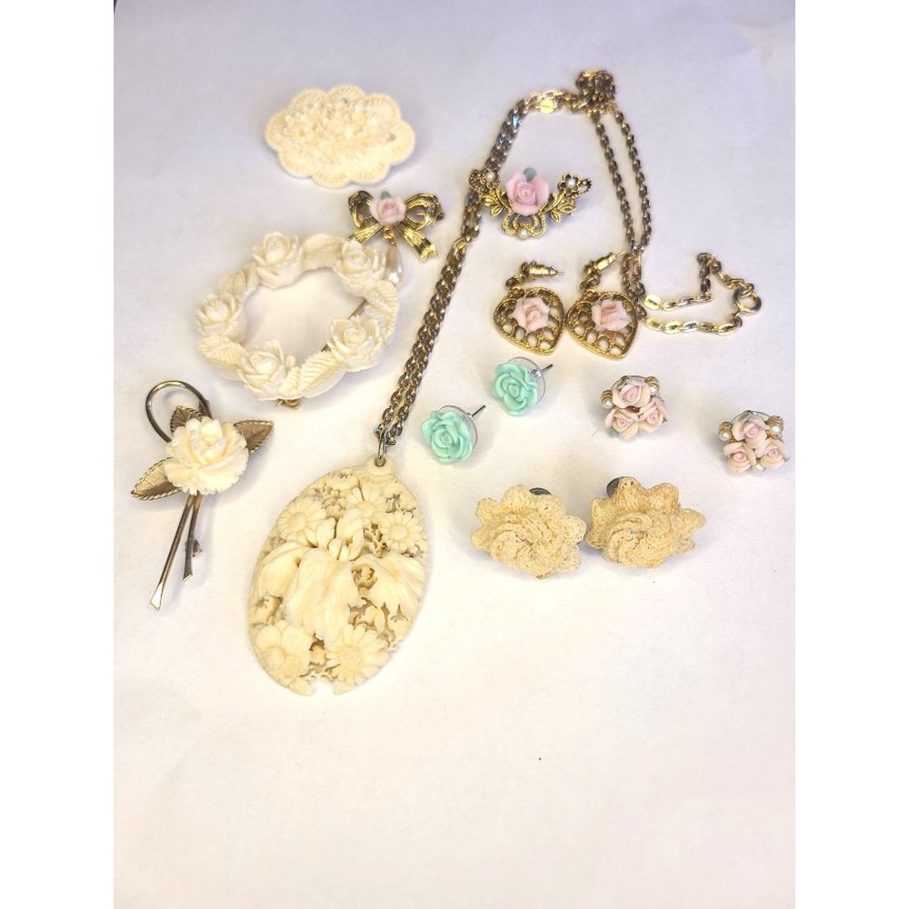 LOT OF DAINTY CELLULOID JEWELRY